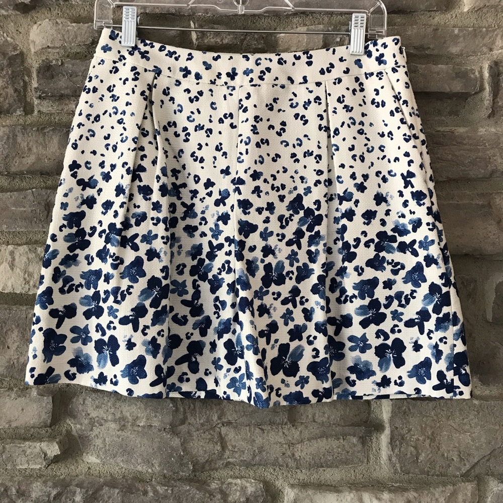 Banana Republic Size 4 Blue and White Floral Pleated Mini Skirt WITH POCKETS! 🦋